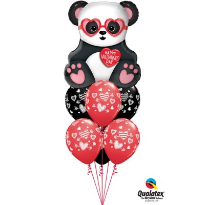Lovestruck Panda Bear je opazil folijo balon